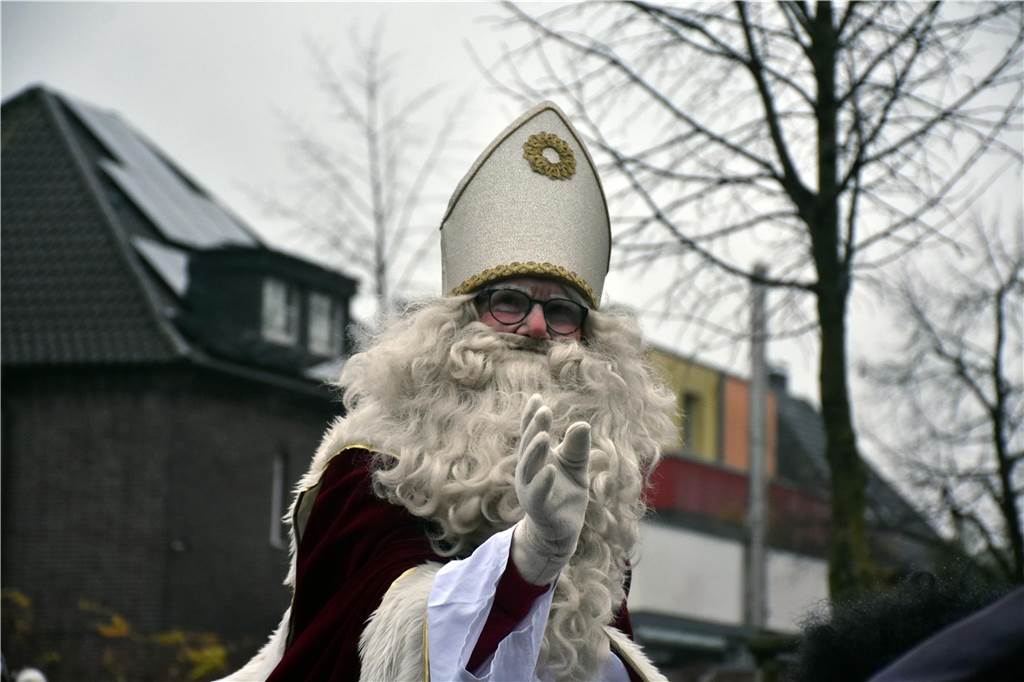 Hunderte kleine und große Ahauserinnen und Ahauser haben am Donnerstag den Nikolaus auf dem Schlossinnenhof empfangen. Mit seinen Pagen und vielen Helfern, die ihn bei seiner schweren Aufgabe unterstützen, wird er jetzt die Familien in ihren Häusern besuchen. 
