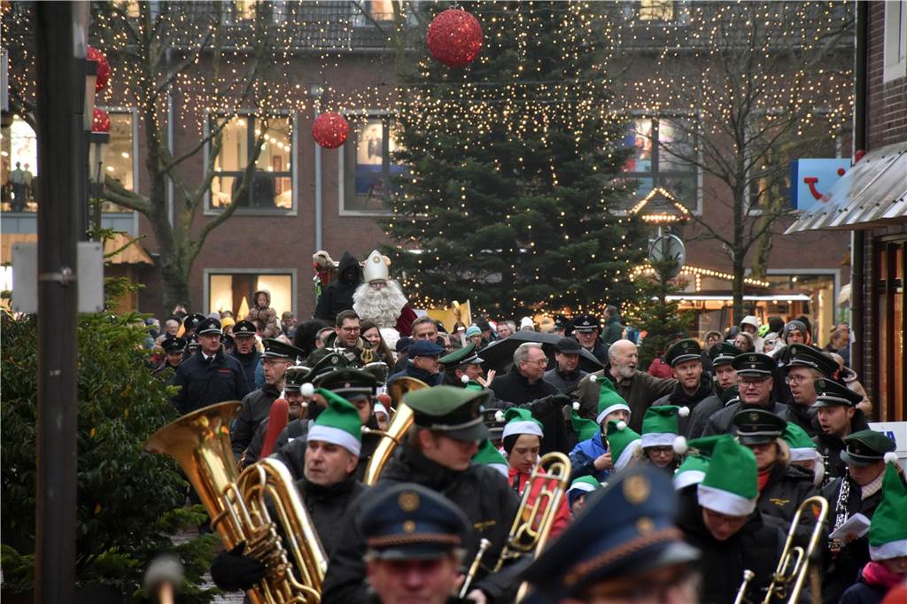 Hunderte kleine und große Ahauserinnen und Ahauser haben am Donnerstag den Nikolaus auf dem Schlossinnenhof empfangen. Mit seinen Pagen und vielen Helfern, die ihn bei seiner schweren Aufgabe unterstützen, wird er jetzt die Familien in ihren Häusern besuchen. 