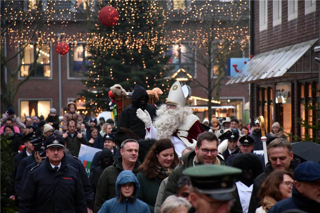 Hunderte kleine und große Ahauserinnen und Ahauser haben am Donnerstag den Nikolaus auf dem Schlossinnenhof empfangen. Mit seinen Pagen und vielen Helfern, die ihn bei seiner schweren Aufgabe unterstützen, wird er jetzt die Familien in ihren Häusern besuchen. 