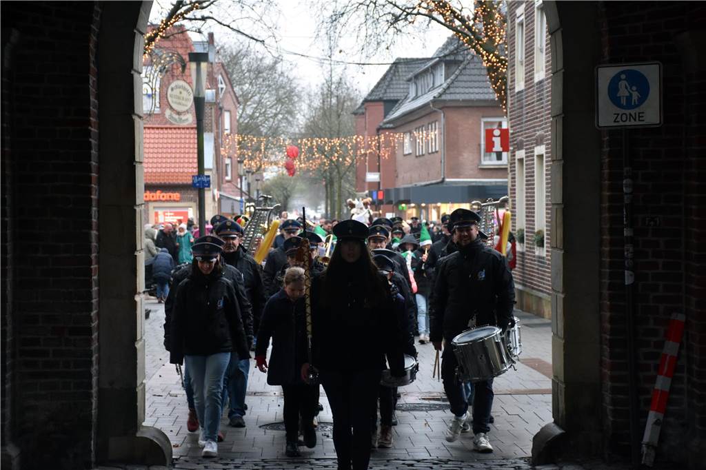 Hunderte kleine und große Ahauserinnen und Ahauser haben am Donnerstag den Nikolaus auf dem Schlossinnenhof empfangen. Mit seinen Pagen und vielen Helfern, die ihn bei seiner schweren Aufgabe unterstützen, wird er jetzt die Familien in ihren Häusern besuchen. 