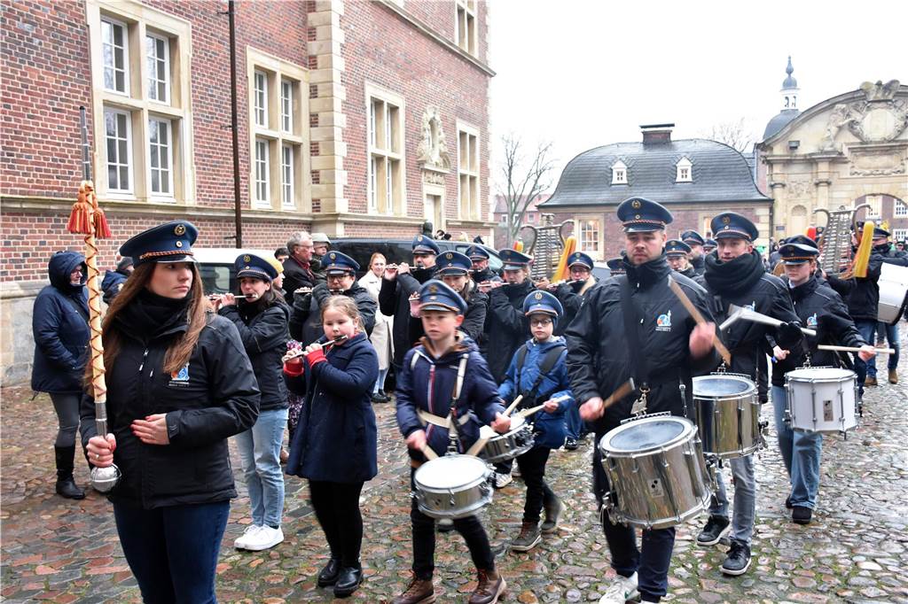 Hunderte kleine und große Ahauserinnen und Ahauser haben am Donnerstag den Nikolaus auf dem Schlossinnenhof empfangen. Mit seinen Pagen und vielen Helfern, die ihn bei seiner schweren Aufgabe unterstützen, wird er jetzt die Familien in ihren Häusern besuchen. 