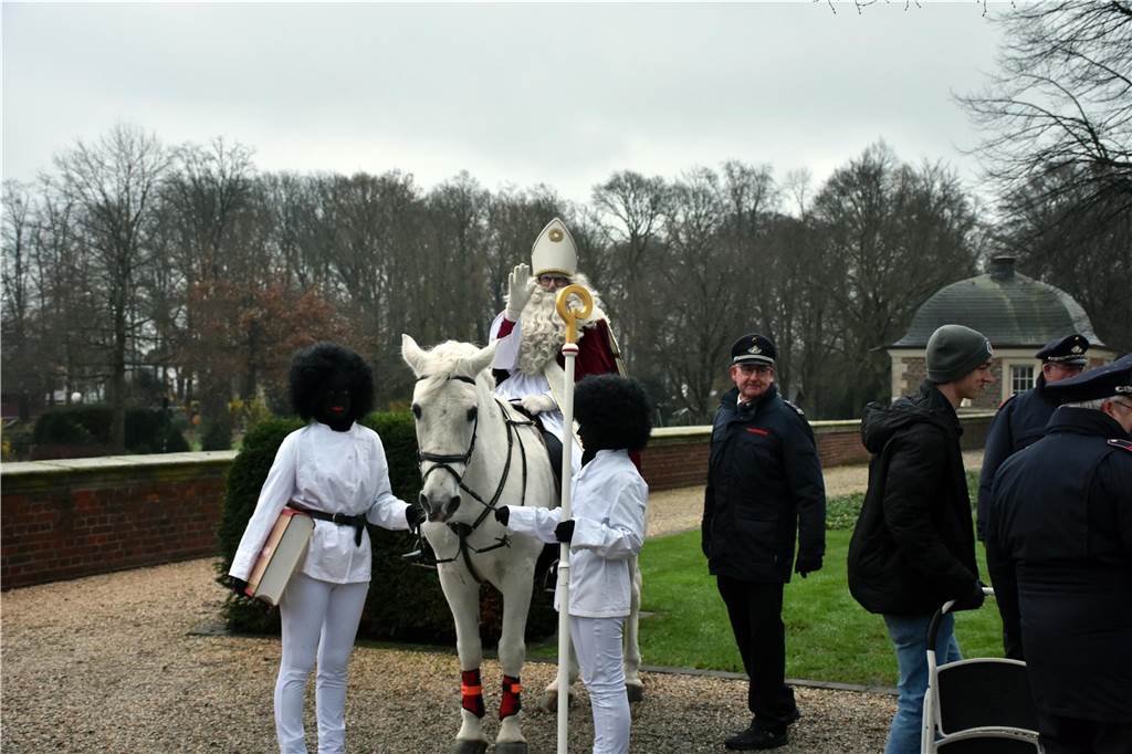 Hunderte kleine und große Ahauserinnen und Ahauser haben am Donnerstag den Nikolaus auf dem Schlossinnenhof empfangen. Mit seinen Pagen und vielen Helfern, die ihn bei seiner schweren Aufgabe unterstützen, wird er jetzt die Familien in ihren Häusern besuchen. 