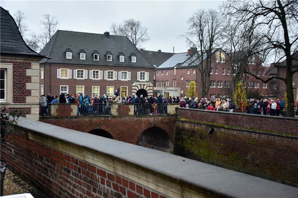 Hunderte kleine und große Ahauserinnen und Ahauser haben am Donnerstag den Nikolaus auf dem Schlossinnenhof empfangen. Mit seinen Pagen und vielen Helfern, die ihn bei seiner schweren Aufgabe unterstützen, wird er jetzt die Familien in ihren Häusern besuchen. 