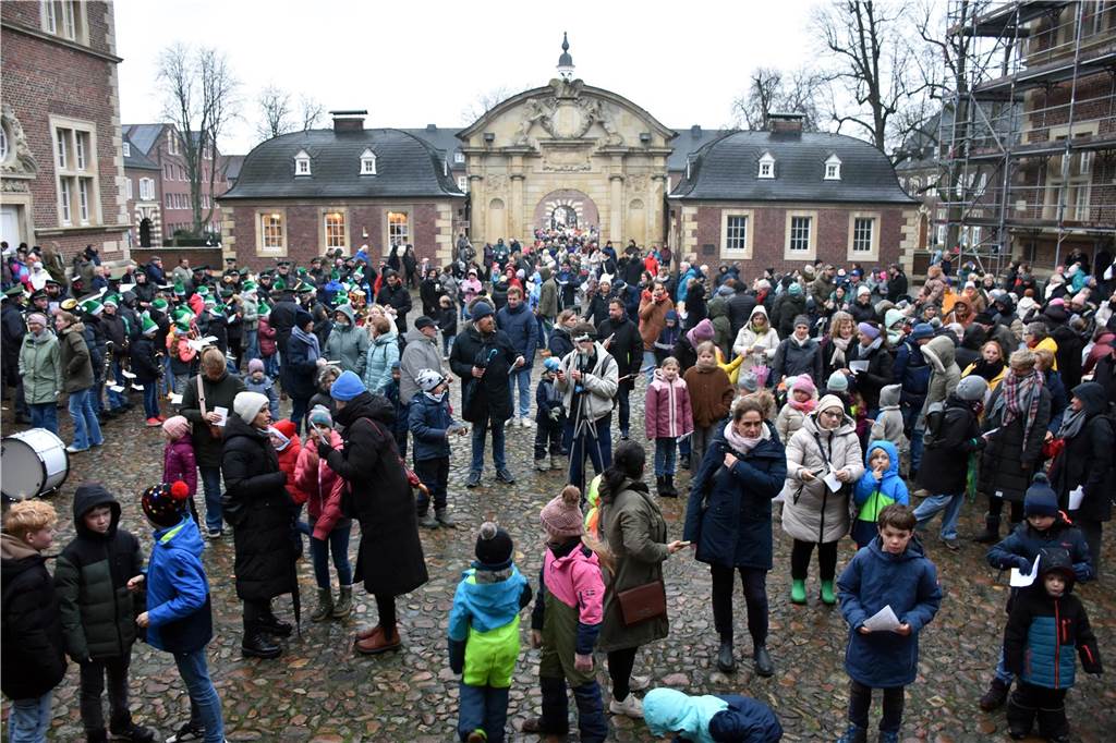 Hunderte kleine und große Ahauserinnen und Ahauser haben am Donnerstag den Nikolaus auf dem Schlossinnenhof empfangen. Mit seinen Pagen und vielen Helfern, die ihn bei seiner schweren Aufgabe unterstützen, wird er jetzt die Familien in ihren Häusern besuchen. 