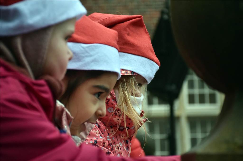 Hunderte kleine und große Ahauserinnen und Ahauser haben am Donnerstag den Nikolaus auf dem Schlossinnenhof empfangen. Mit seinen Pagen und vielen Helfern, die ihn bei seiner schweren Aufgabe unterstützen, wird er jetzt die Familien in ihren Häusern besuchen. 
