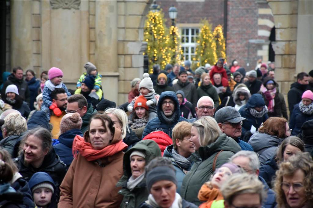 Hunderte kleine und große Ahauserinnen und Ahauser haben am Donnerstag den Nikolaus auf dem Schlossinnenhof empfangen. Mit seinen Pagen und vielen Helfern, die ihn bei seiner schweren Aufgabe unterstützen, wird er jetzt die Familien in ihren Häusern besuchen. 