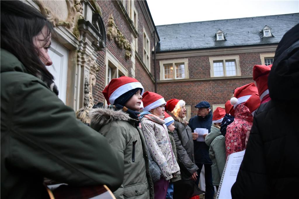 Hunderte kleine und große Ahauserinnen und Ahauser haben am Donnerstag den Nikolaus auf dem Schlossinnenhof empfangen. Mit seinen Pagen und vielen Helfern, die ihn bei seiner schweren Aufgabe unterstützen, wird er jetzt die Familien in ihren Häusern besuchen. 