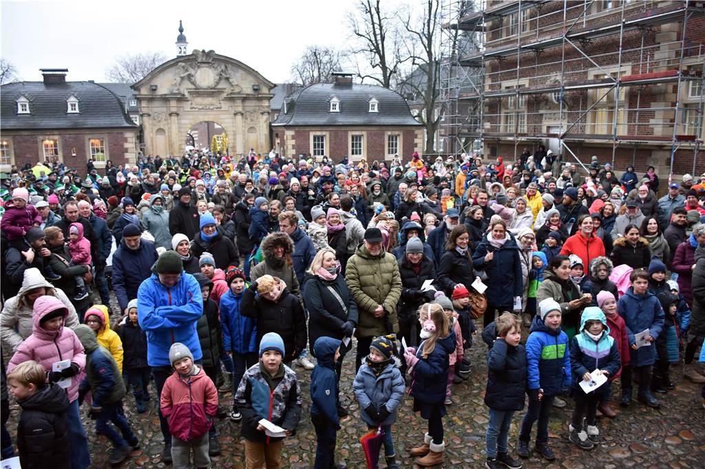 Hunderte kleine und große Ahauserinnen und Ahauser haben am Donnerstag den Nikolaus auf dem Schlossinnenhof empfangen. Mit seinen Pagen und vielen Helfern, die ihn bei seiner schweren Aufgabe unterstützen, wird er jetzt die Familien in ihren Häusern besuchen. 