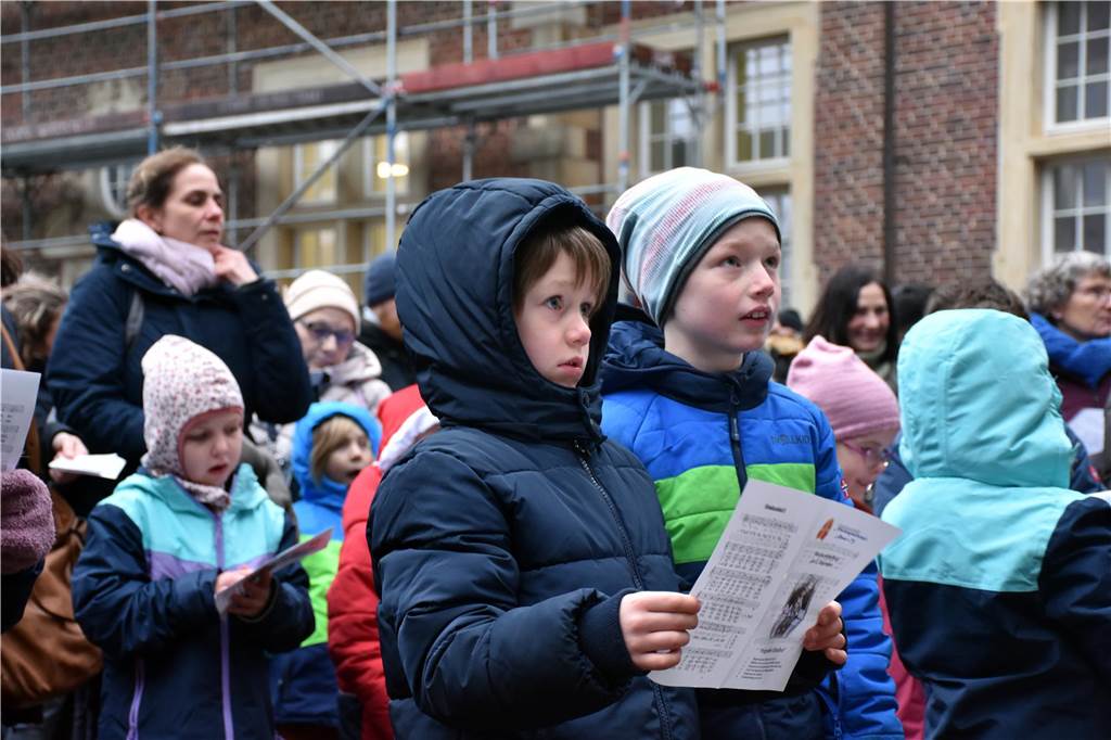 Hunderte kleine und große Ahauserinnen und Ahauser haben am Donnerstag den Nikolaus auf dem Schlossinnenhof empfangen. Mit seinen Pagen und vielen Helfern, die ihn bei seiner schweren Aufgabe unterstützen, wird er jetzt die Familien in ihren Häusern besuchen. 