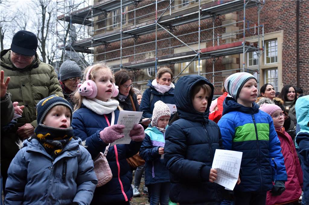 Hunderte kleine und große Ahauserinnen und Ahauser haben am Donnerstag den Nikolaus auf dem Schlossinnenhof empfangen. Mit seinen Pagen und vielen Helfern, die ihn bei seiner schweren Aufgabe unterstützen, wird er jetzt die Familien in ihren Häusern besuchen. 