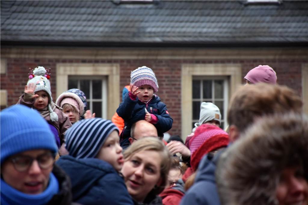 Hunderte kleine und große Ahauserinnen und Ahauser haben am Donnerstag den Nikolaus auf dem Schlossinnenhof empfangen. Mit seinen Pagen und vielen Helfern, die ihn bei seiner schweren Aufgabe unterstützen, wird er jetzt die Familien in ihren Häusern besuchen. 