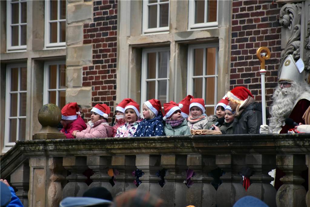 Hunderte kleine und große Ahauserinnen und Ahauser haben am Donnerstag den Nikolaus auf dem Schlossinnenhof empfangen. Mit seinen Pagen und vielen Helfern, die ihn bei seiner schweren Aufgabe unterstützen, wird er jetzt die Familien in ihren Häusern besuchen. 