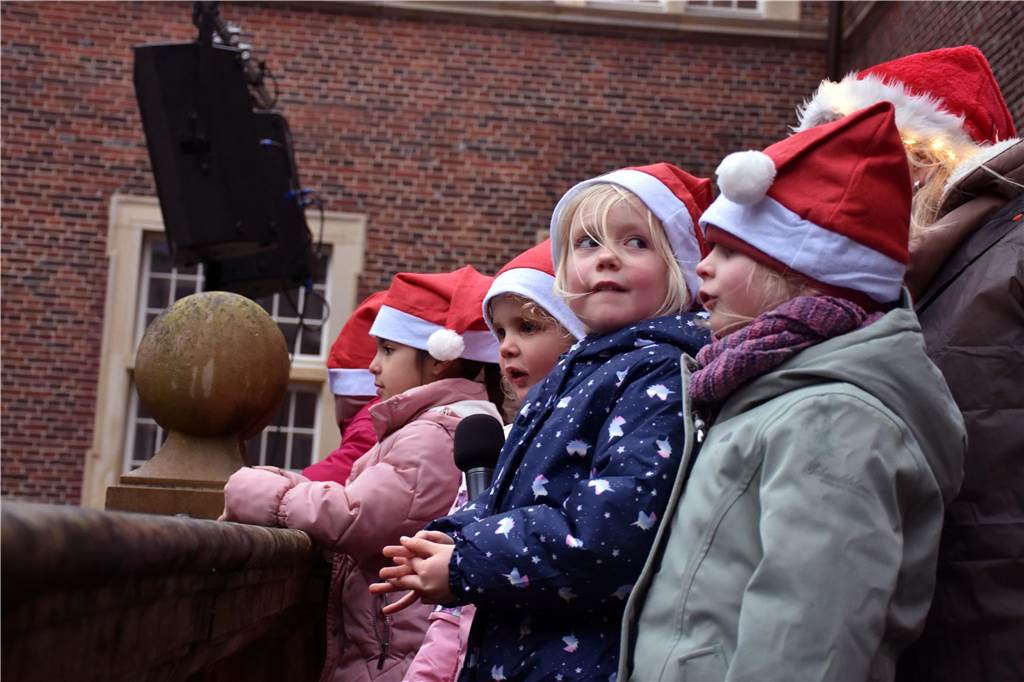 Hunderte kleine und große Ahauserinnen und Ahauser haben am Donnerstag den Nikolaus auf dem Schlossinnenhof empfangen. Mit seinen Pagen und vielen Helfern, die ihn bei seiner schweren Aufgabe unterstützen, wird er jetzt die Familien in ihren Häusern besuchen. 