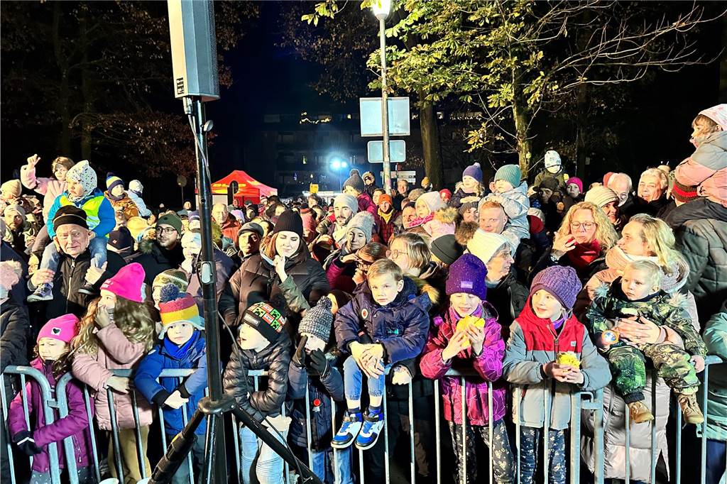 Hunderte kleine und große Besucher hießen den Nikolaus willkommen.