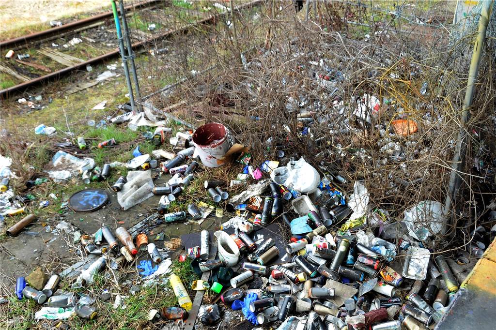 Stadt sperrt Graffiti-Halle am Bahnhof: Betreten verboten Hunderte leere Spraydosen und sogar Farbeimer liegen hinter der früheren städtischen Salzhalle an der Margot-Röttger-Rath-Straße herum, deren Fassade zum legalen Besprühen freigegeben war.