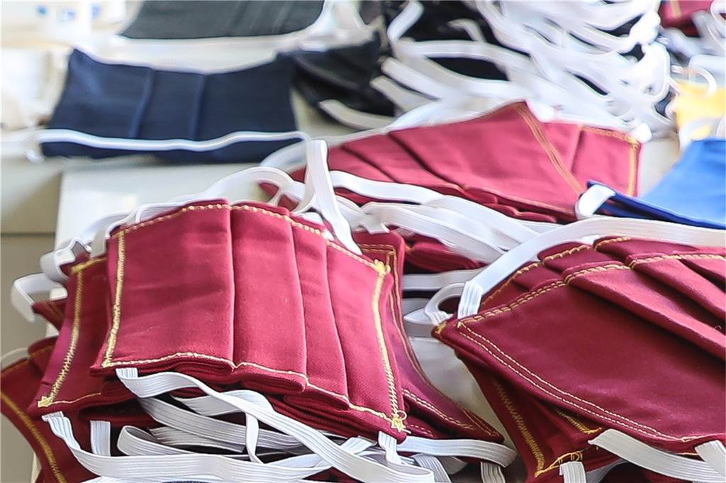 „Kenne keinen, der sowas anbietet“: Kreative Masken-Idee aus Körne Hunderte Masken werden täglich in der „Stickerei und Berufsbekleidung Carasi“ hergestellt und können individuell bestickt werden.