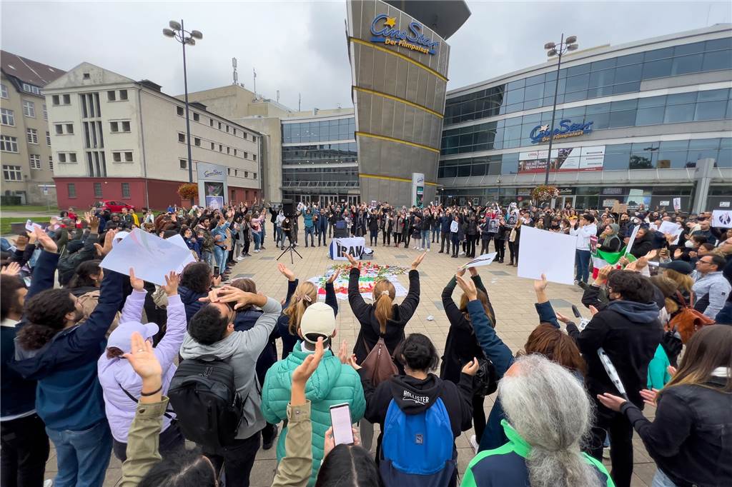 „Nachts werden die Leichen beseitigt“ – Nahid Farshi aus Dortmund flüchtete selbst aus Iran Hunderte Menschen haben am Samstag (24.9.) am Nordausgang des Hauptbahnhofs demonstriert. Anlass sind die Proteste der Menschen im Iran gegen die Regierung.