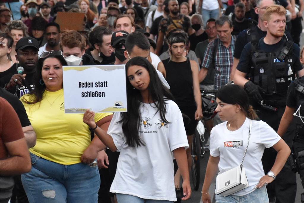 Nach großer Polizeikritik: „Veränderung ist eine Frage der Zeit“ Hunderte Menschen haben sich in den Tagen nach Mouhameds Tod zu Demonstrationen versammelt.