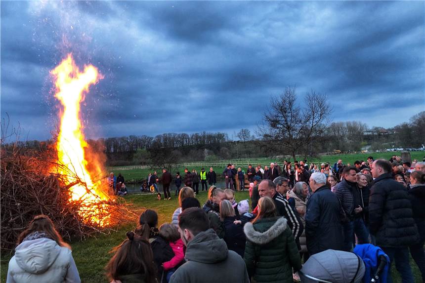 Re-Live-Video: Hunderte Besucher in den Ruhrwiesen – beim ersten Osterfeuer seit Corona Hunderte Menschen hatten sich am Donnerstagabend (14.4.) auf den Weg zum Gutshof Wellenbad gemacht, um beim großen Osterfeuer dabei zu sein.