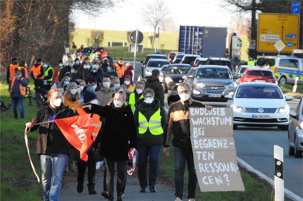 Nach Bürgerentscheid: BIN macht weiter - und hat schon ein neues Thema im Fokus Eine Gruppe von Demonstranten zieht die Straße entlang.