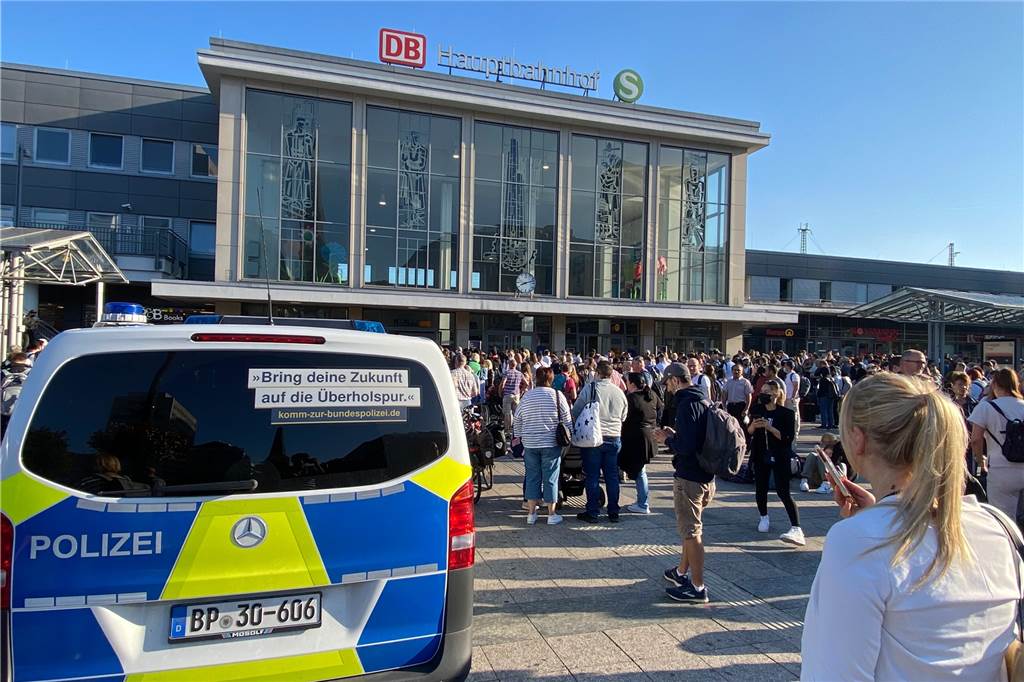 Re-Live: Dortmunder Hauptbahnhof wieder frei - verdächtiger Gegenstand war harmlos Hunderte Menschen sitzen am Dortmunder Hauptbahnhof fest.