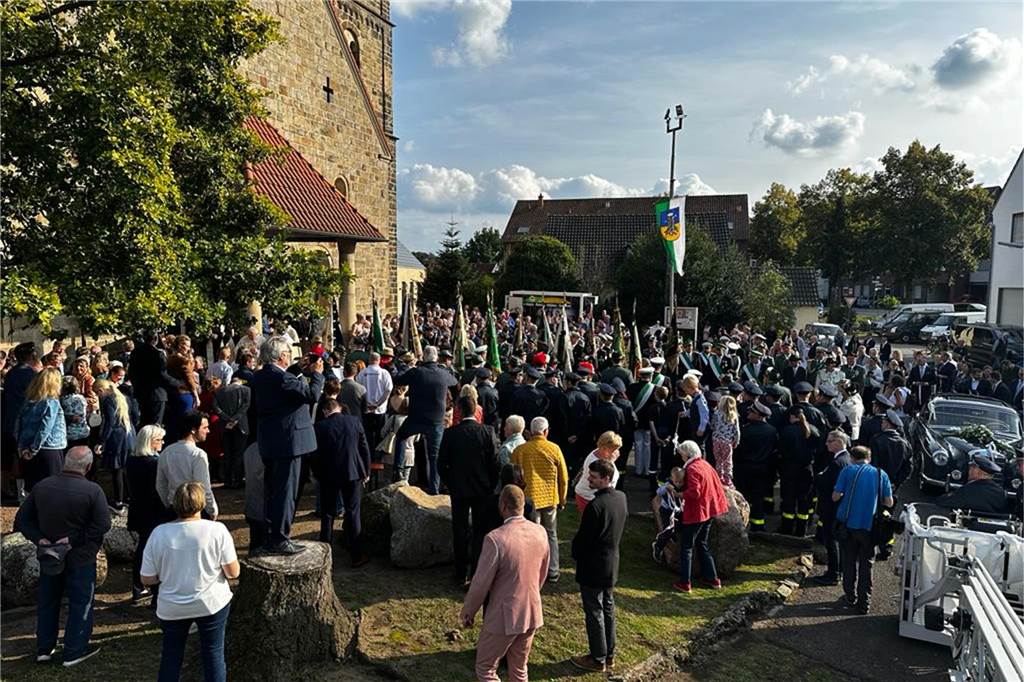 Menschen vor der Matthäuskirche