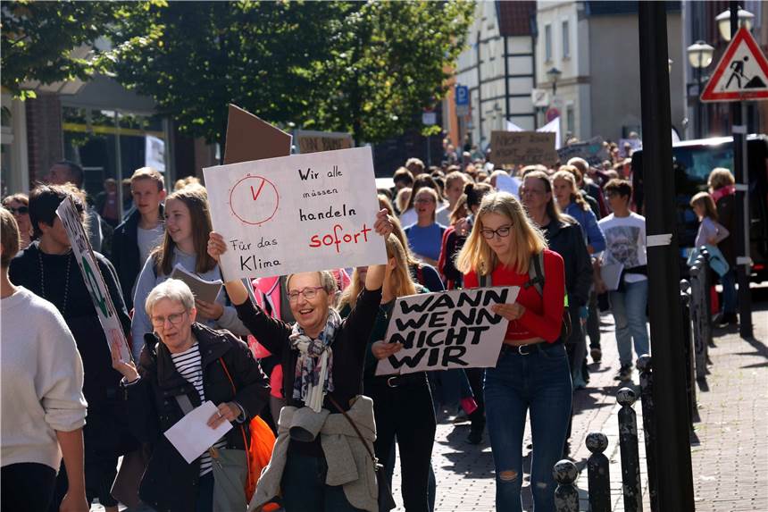 Hunderte Menschen zogen am Freitag durch die Innenstadt.