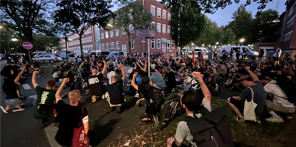 Re-Live: Hunderte ziehen nach Todesschüssen quer durch die Dortmunder City Für eine Demonstration gegen Polizeigewalt sammeln sich am Mittwochabend Menschen vor der Polizeiwache Nord in Dortmund.