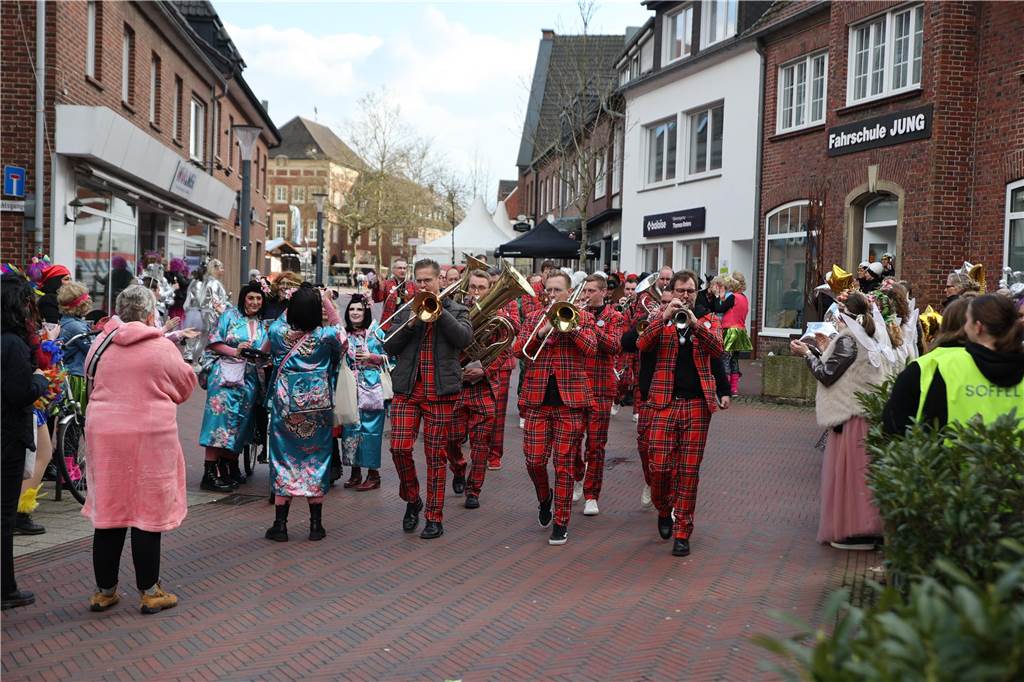 Hunderte Närrinnen und auch ein paar Narren feierten den Altweiber-Donnerstag in Stadtlohn. Die bunt kostümierten Frauen zogen gut gelaunt von der Mühlenstraße zum Rathaus, wo die sie Macht an sich rissen. Dann wurde in den Kneipen weitergefeiert.