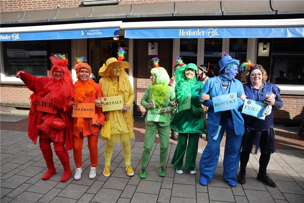 Hunderte Närrinnen und auch ein paar Narren feierten den Altweiber-Donnerstag in Stadtlohn. Die bunt kostümierten Frauen zogen gut gelaunt von der Mühlenstraße zum Rathaus, wo die sie Macht an sich rissen. Dann wurde in den Kneipen weitergefeiert.