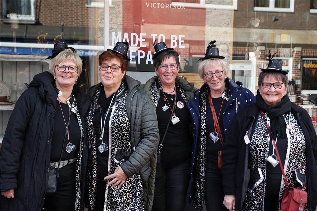 Hunderte Närrinnen und auch ein paar Narren feierten den Altweiber-Donnerstag in Stadtlohn. Die bunt kostümierten Frauen zogen gut gelaunt von der Mühlenstraße zum Rathaus, wo die sie Macht an sich rissen. Dann wurde in den Kneipen weitergefeiert.