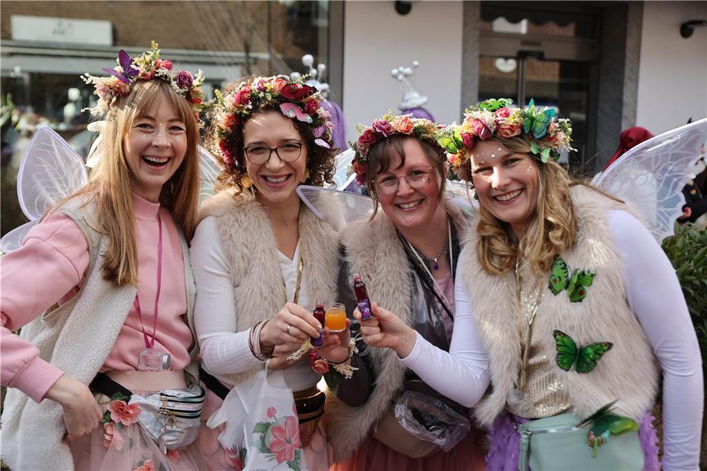 Hunderte Närrinnen und auch ein paar Narren feierten den Altweiber-Donnerstag in Stadtlohn. Die bunt kostümierten Frauen zogen gut gelaunt von der Mühlenstraße zum Rathaus, wo die sie Macht an sich rissen. Dann wurde in den Kneipen weitergefeiert.