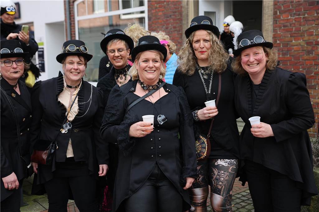 Hunderte Närrinnen und auch ein paar Narren feierten den Altweiber-Donnerstag in Stadtlohn. Die bunt kostümierten Frauen zogen gut gelaunt von der Mühlenstraße zum Rathaus, wo die sie Macht an sich rissen. Dann wurde in den Kneipen weitergefeiert.