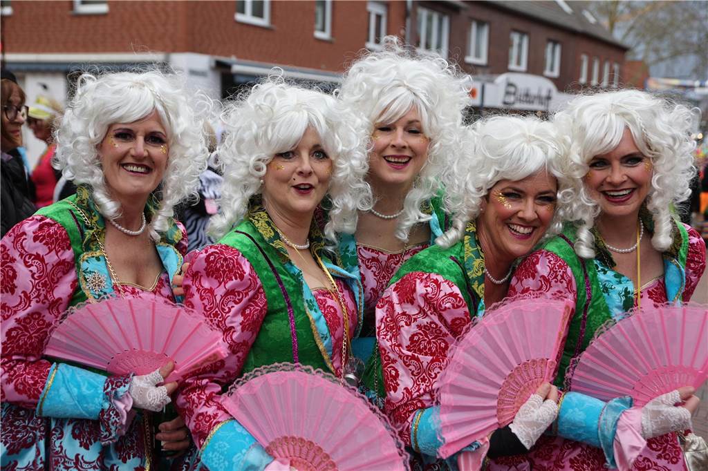 Hunderte Närrinnen und auch ein paar Narren feierten den Altweiber-Donnerstag in Stadtlohn. Die bunt kostümierten Frauen zogen gut gelaunt von der Mühlenstraße zum Rathaus, wo die sie Macht an sich rissen. Dann wurde in den Kneipen weitergefeiert.