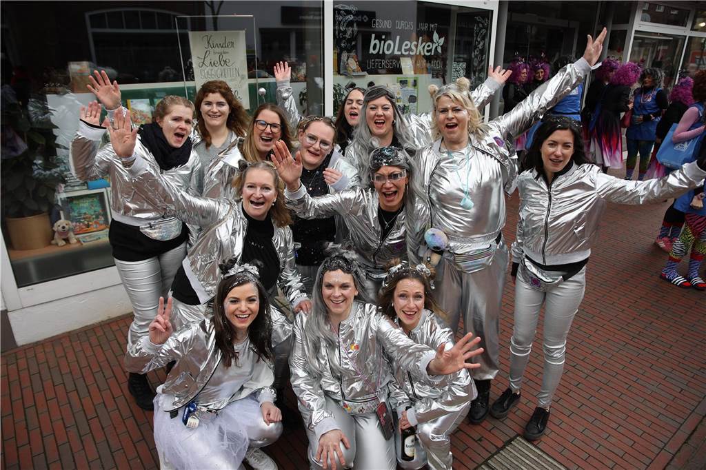 Hunderte Närrinnen und auch ein paar Narren feierten den Altweiber-Donnerstag in Stadtlohn. Die bunt kostümierten Frauen zogen gut gelaunt von der Mühlenstraße zum Rathaus, wo die sie Macht an sich rissen. Dann wurde in den Kneipen weitergefeiert.