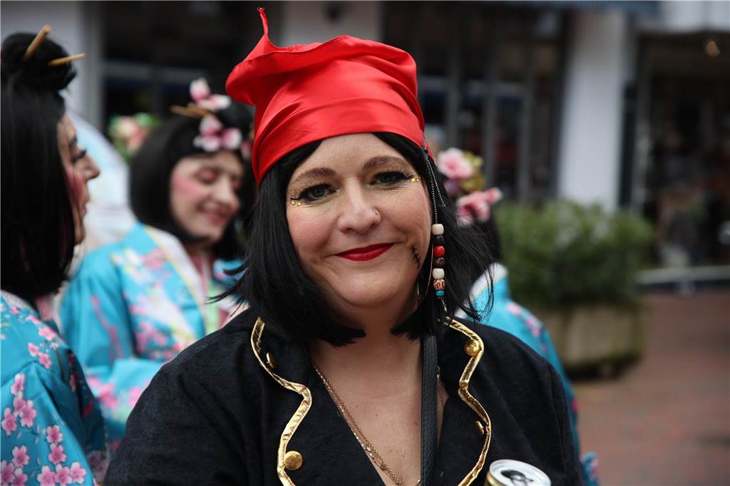 Hunderte Närrinnen und auch ein paar Narren feierten den Altweiber-Donnerstag in Stadtlohn. Die bunt kostümierten Frauen zogen gut gelaunt von der Mühlenstraße zum Rathaus, wo die sie Macht an sich rissen. Dann wurde in den Kneipen weitergefeiert.