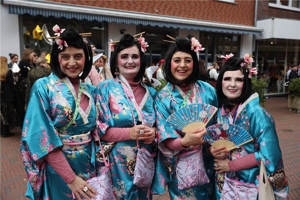 Hunderte Närrinnen und auch ein paar Narren feierten den Altweiber-Donnerstag in Stadtlohn. Die bunt kostümierten Frauen zogen gut gelaunt von der Mühlenstraße zum Rathaus, wo die sie Macht an sich rissen. Dann wurde in den Kneipen weitergefeiert.