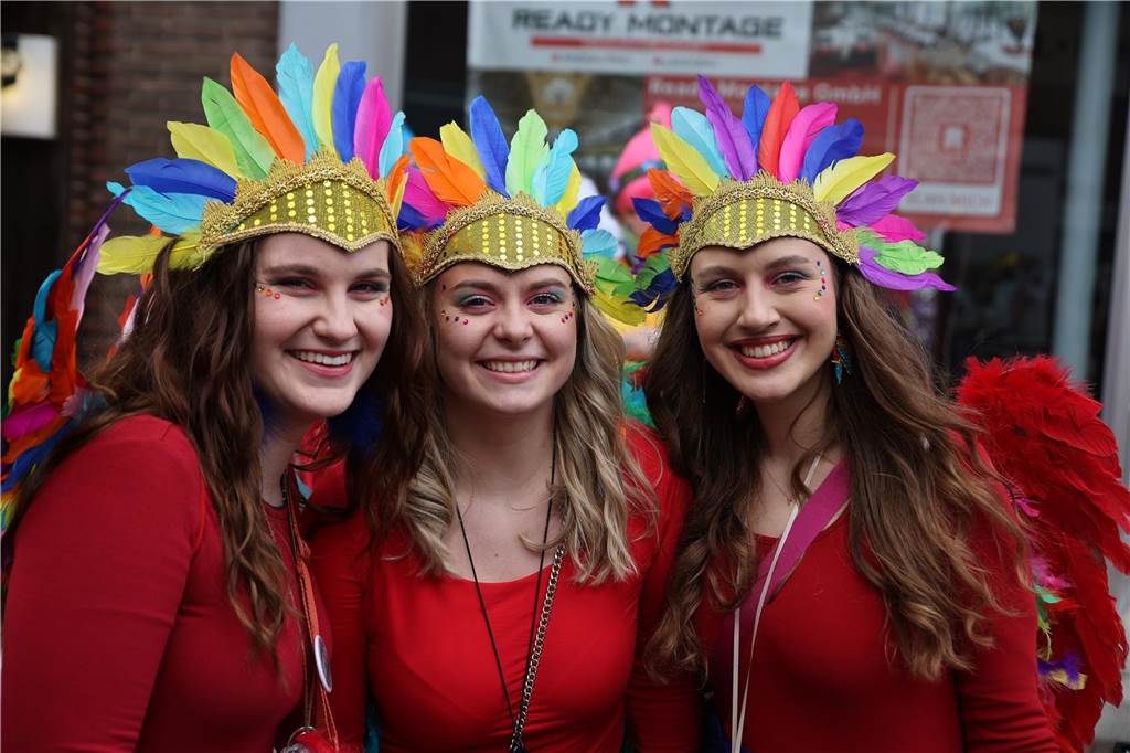 Hunderte Närrinnen und auch ein paar Narren feierten den Altweiber-Donnerstag in Stadtlohn. Die bunt kostümierten Frauen zogen gut gelaunt von der Mühlenstraße zum Rathaus, wo die sie Macht an sich rissen. Dann wurde in den Kneipen weitergefeiert.