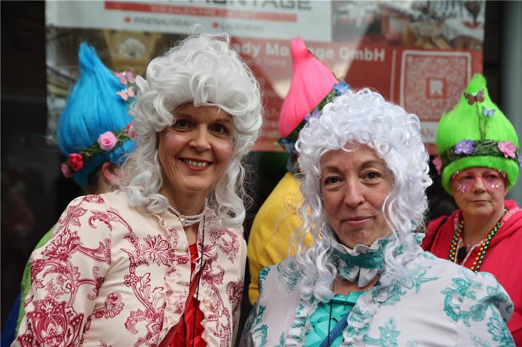 Hunderte Närrinnen und auch ein paar Narren feierten den Altweiber-Donnerstag in Stadtlohn. Die bunt kostümierten Frauen zogen gut gelaunt von der Mühlenstraße zum Rathaus, wo die sie Macht an sich rissen. Dann wurde in den Kneipen weitergefeiert.
