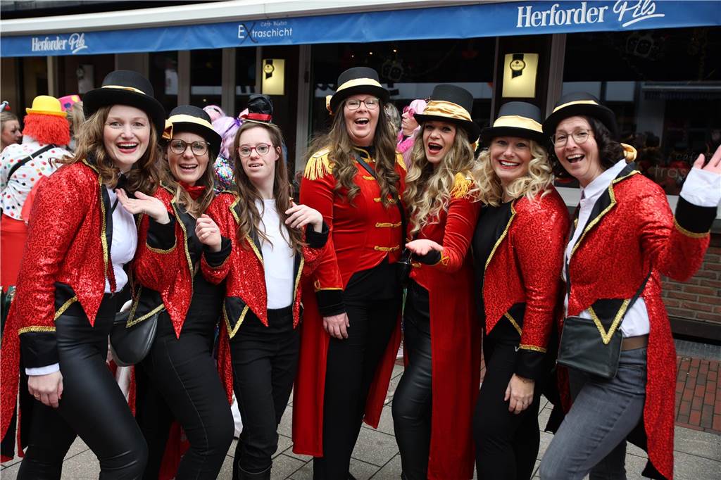 Hunderte Närrinnen und auch ein paar Narren feierten den Altweiber-Donnerstag in Stadtlohn. Die bunt kostümierten Frauen zogen gut gelaunt von der Mühlenstraße zum Rathaus, wo die sie Macht an sich rissen. Dann wurde in den Kneipen weitergefeiert.