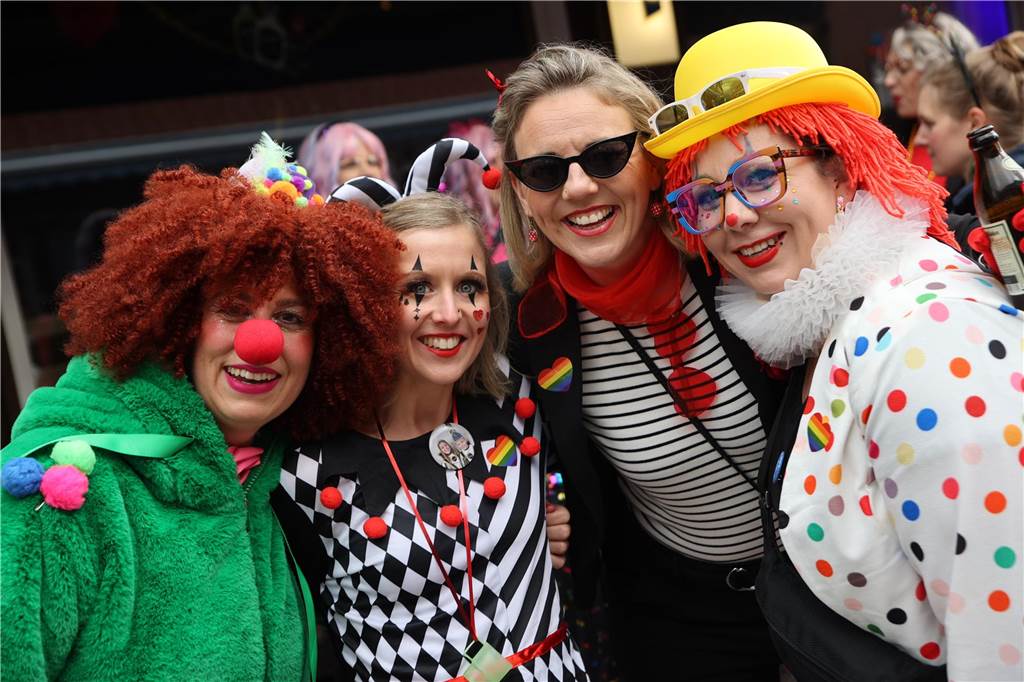 Hunderte Närrinnen und auch ein paar Narren feierten den Altweiber-Donnerstag in Stadtlohn. Die bunt kostümierten Frauen zogen gut gelaunt von der Mühlenstraße zum Rathaus, wo die sie Macht an sich rissen. Dann wurde in den Kneipen weitergefeiert.