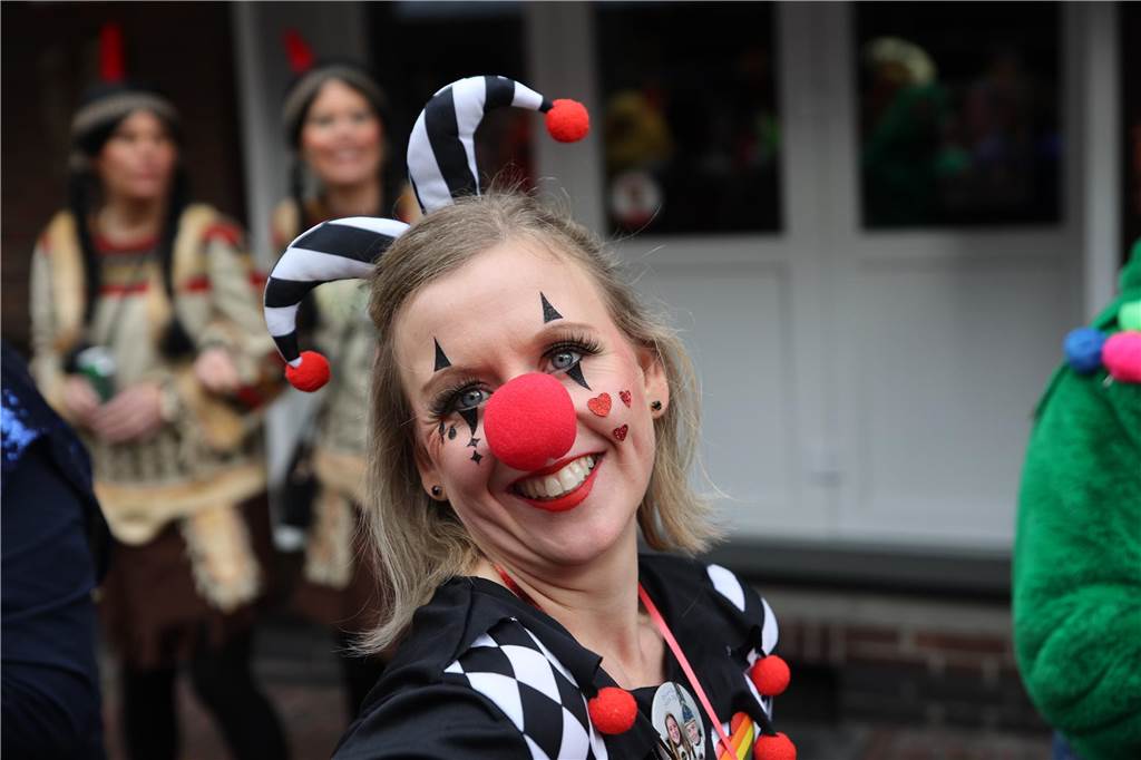 Hunderte Närrinnen und auch ein paar Narren feierten den Altweiber-Donnerstag in Stadtlohn. Die bunt kostümierten Frauen zogen gut gelaunt von der Mühlenstraße zum Rathaus, wo die sie Macht an sich rissen. Dann wurde in den Kneipen weitergefeiert.