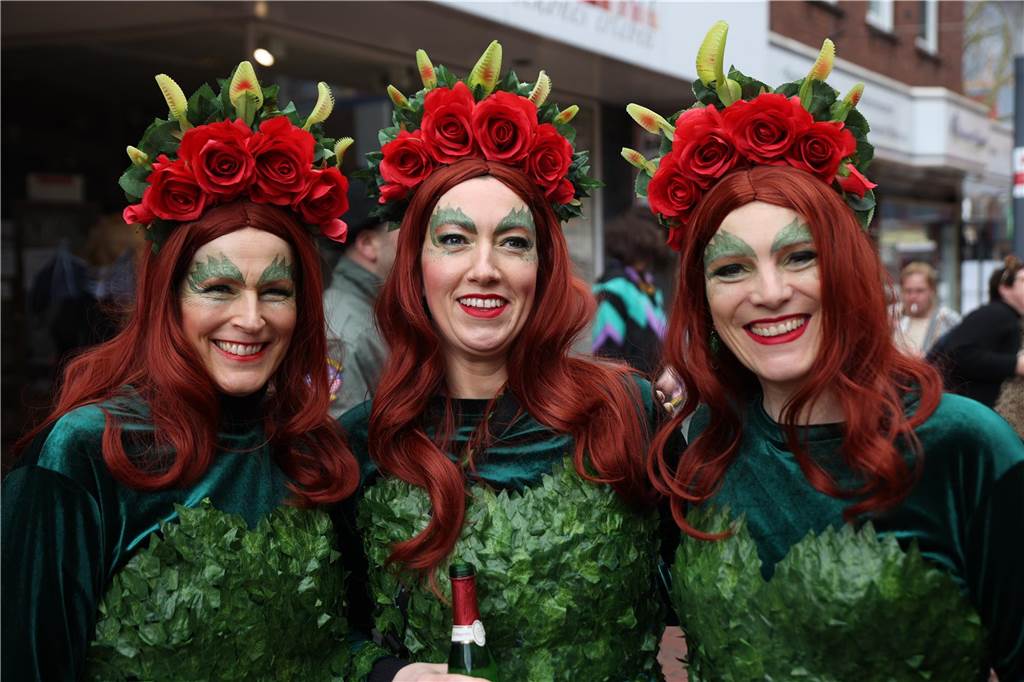 Hunderte Närrinnen und auch ein paar Narren feierten den Altweiber-Donnerstag in Stadtlohn. Die bunt kostümierten Frauen zogen gut gelaunt von der Mühlenstraße zum Rathaus, wo die sie Macht an sich rissen. Dann wurde in den Kneipen weitergefeiert.