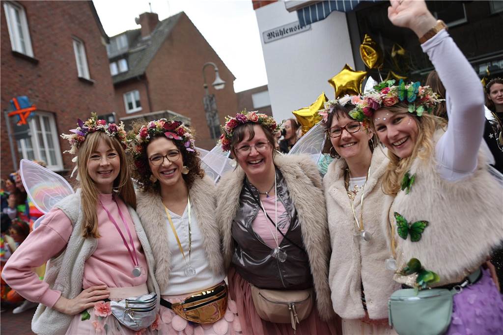 Hunderte Närrinnen und auch ein paar Narren feierten den Altweiber-Donnerstag in Stadtlohn. Die bunt kostümierten Frauen zogen gut gelaunt von der Mühlenstraße zum Rathaus, wo die sie Macht an sich rissen. Dann wurde in den Kneipen weitergefeiert.