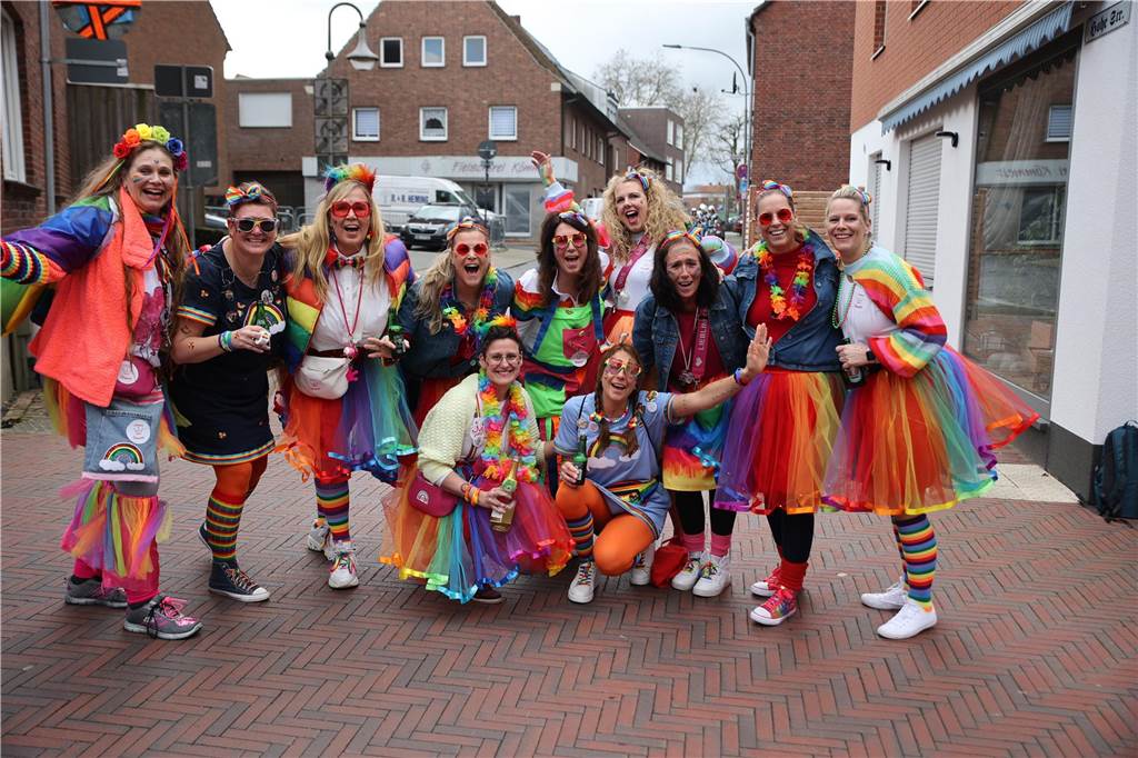 Hunderte Närrinnen und auch ein paar Narren feierten den Altweiber-Donnerstag in Stadtlohn. Die bunt kostümierten Frauen zogen gut gelaunt von der Mühlenstraße zum Rathaus, wo die sie Macht an sich rissen. Dann wurde in den Kneipen weitergefeiert.