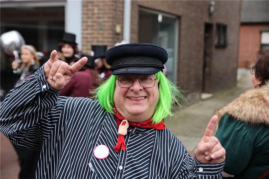 Hunderte Närrinnen und auch ein paar Narren feierten den Altweiber-Donnerstag in Stadtlohn. Die bunt kostümierten Frauen zogen gut gelaunt von der Mühlenstraße zum Rathaus, wo die sie Macht an sich rissen. Dann wurde in den Kneipen weitergefeiert.