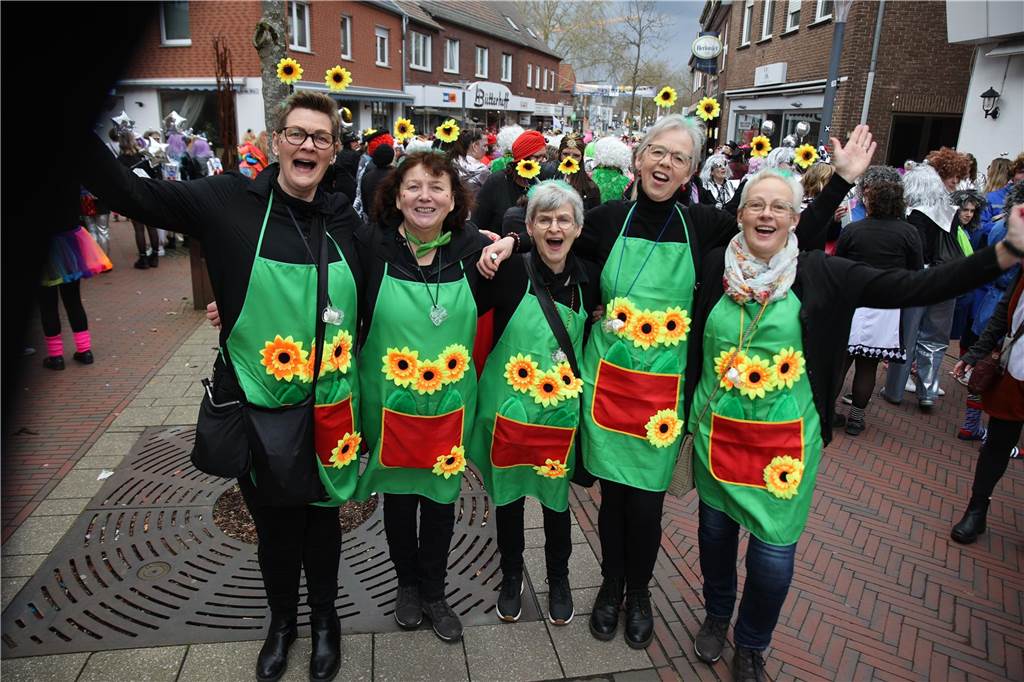Hunderte Närrinnen und auch ein paar Narren feierten den Altweiber-Donnerstag in Stadtlohn. Die bunt kostümierten Frauen zogen gut gelaunt von der Mühlenstraße zum Rathaus, wo die sie Macht an sich rissen. Dann wurde in den Kneipen weitergefeiert.