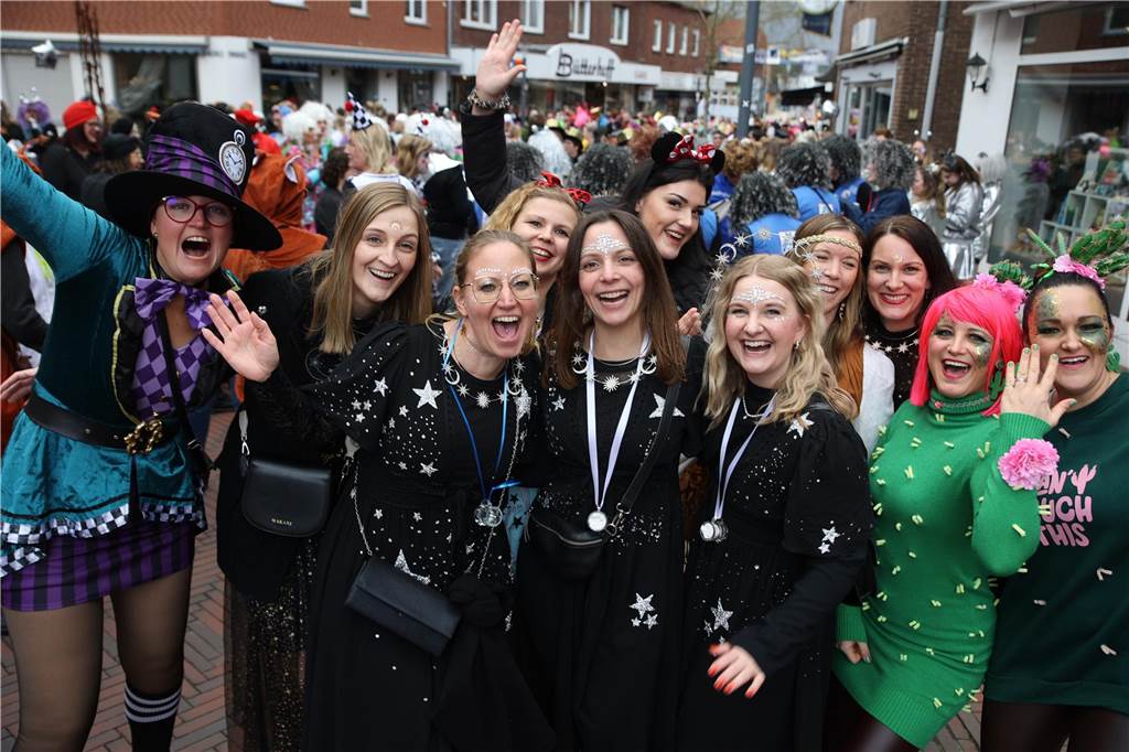 Hunderte Närrinnen und auch ein paar Narren feierten den Altweiber-Donnerstag in Stadtlohn. Die bunt kostümierten Frauen zogen gut gelaunt von der Mühlenstraße zum Rathaus, wo die sie Macht an sich rissen. Dann wurde in den Kneipen weitergefeiert.