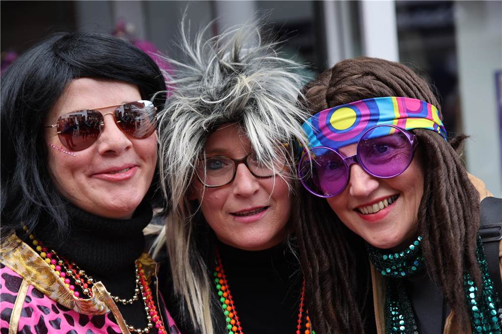 Hunderte Närrinnen und auch ein paar Narren feierten den Altweiber-Donnerstag in Stadtlohn. Die bunt kostümierten Frauen zogen gut gelaunt von der Mühlenstraße zum Rathaus, wo die sie Macht an sich rissen. Dann wurde in den Kneipen weitergefeiert.