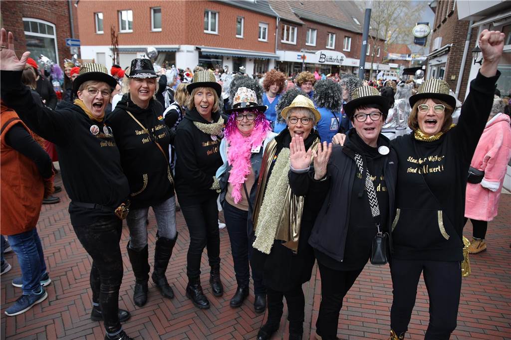 Hunderte Närrinnen und auch ein paar Narren feierten den Altweiber-Donnerstag in Stadtlohn. Die bunt kostümierten Frauen zogen gut gelaunt von der Mühlenstraße zum Rathaus, wo die sie Macht an sich rissen. Dann wurde in den Kneipen weitergefeiert.